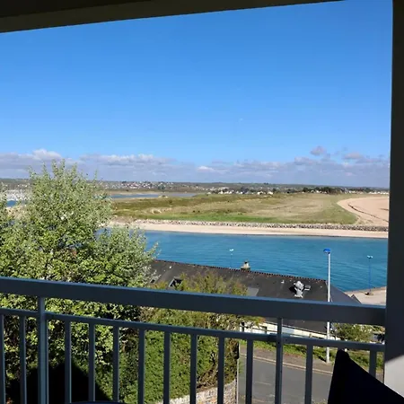 With Stunning Views Of Le Havre De Carteret Appartement *
